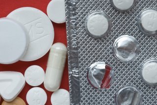 Dans cette proposition conjointe de rachat remise à la banque Lazard, BC Partners a accepté "un certain nombre de contraintes" dictées par le gouvernement telles que le maintien en France du siège social et d'"une grande majorité de la production" de médicaments, détaille-t-on. (KEYSTONE/G. Bally) KEYSTONE/GAETAN BALLY
